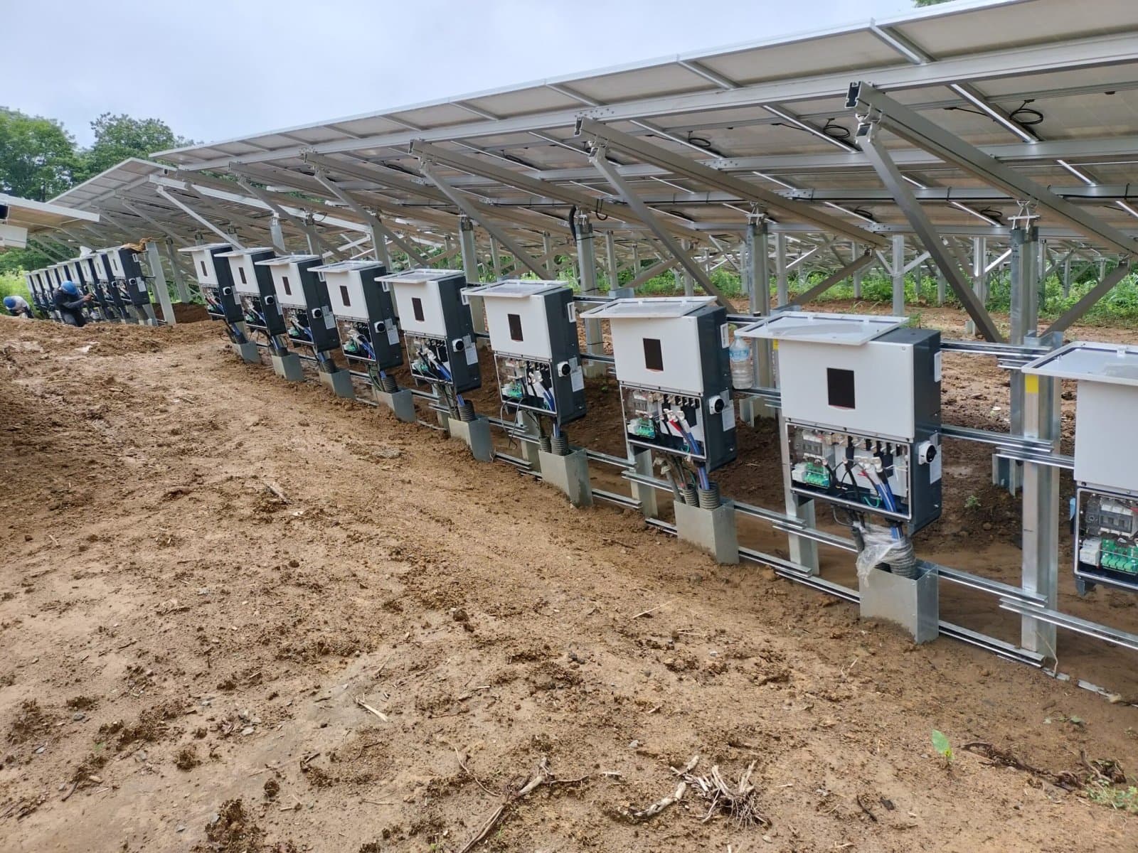Inversores string alineados bajo la estructura, listos para la puesta en servicio