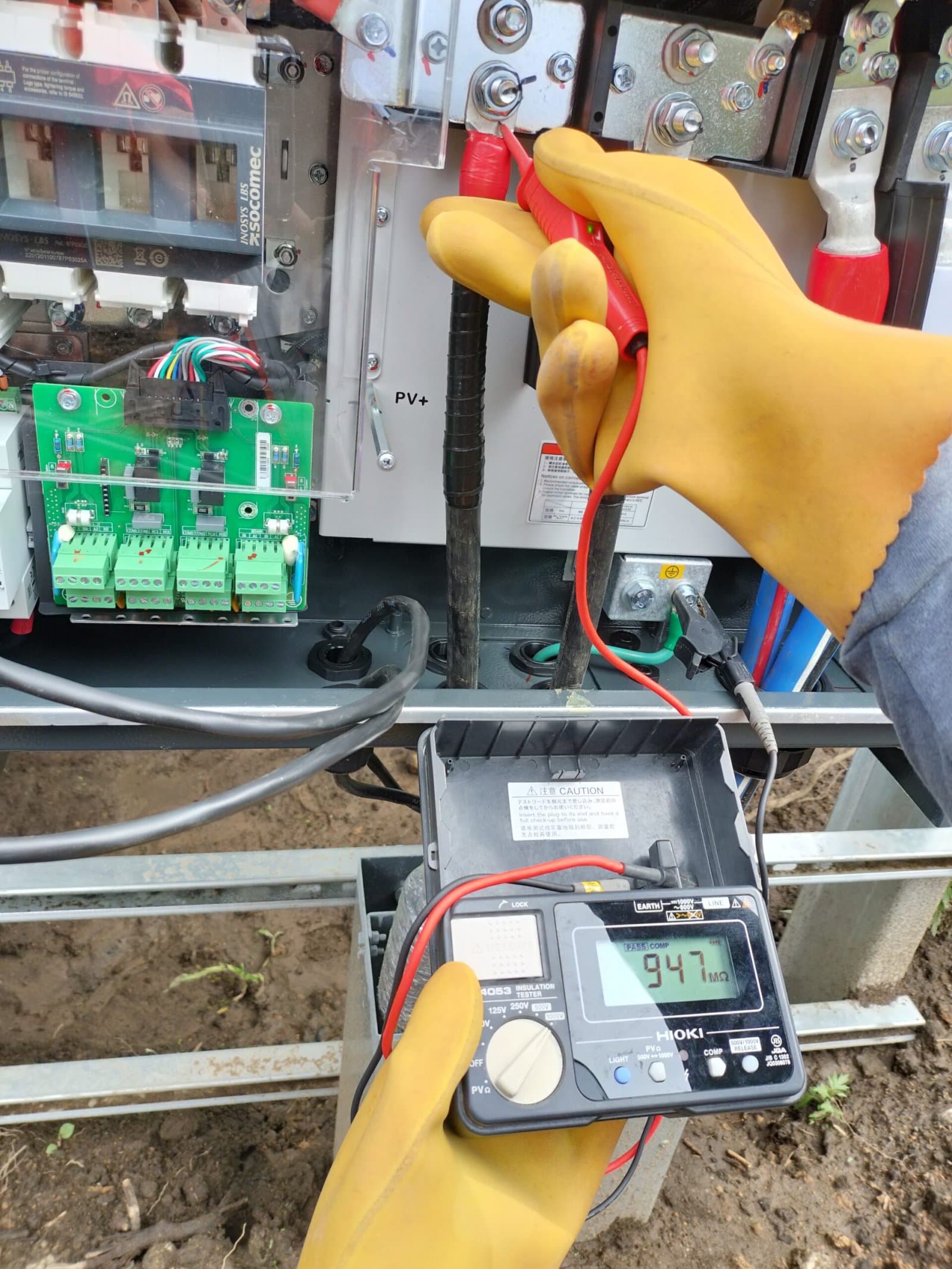 Megóhmetro Hioki IR4053 midiendo 947 megaohmios sobre el polo positivo de un seccionador DC Socomec